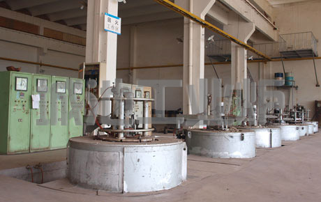 Pit furnace with protective atmosphere